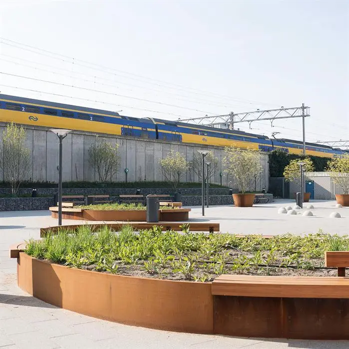 Gebogene Innen-Stützmauer im Außenbereich