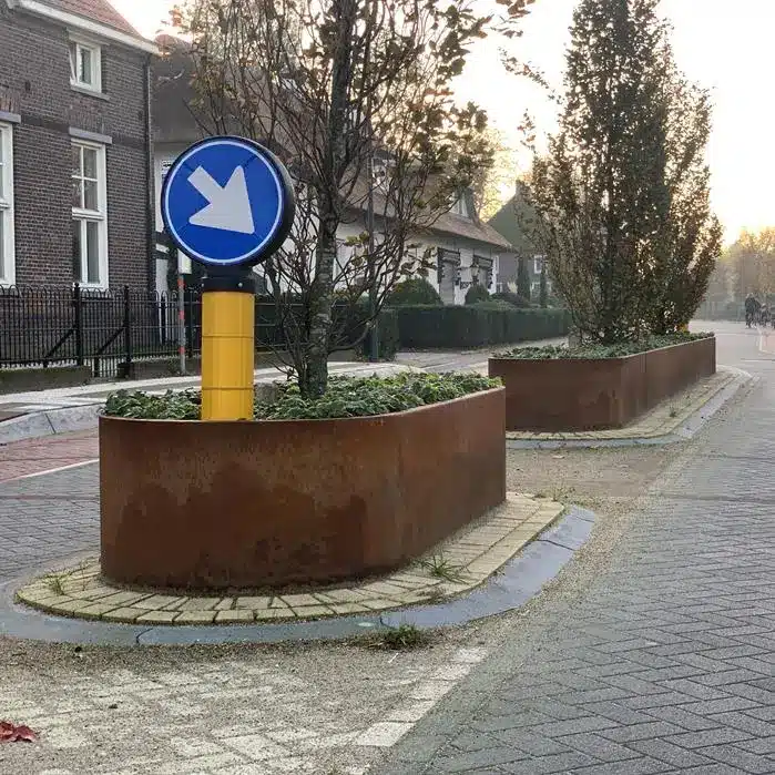 Gebogene Stützmauer im Außenbereich